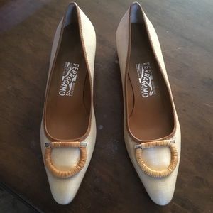 Ferragamo tan raffia-like pointed 1” slip on flats with natural toe element 8AA